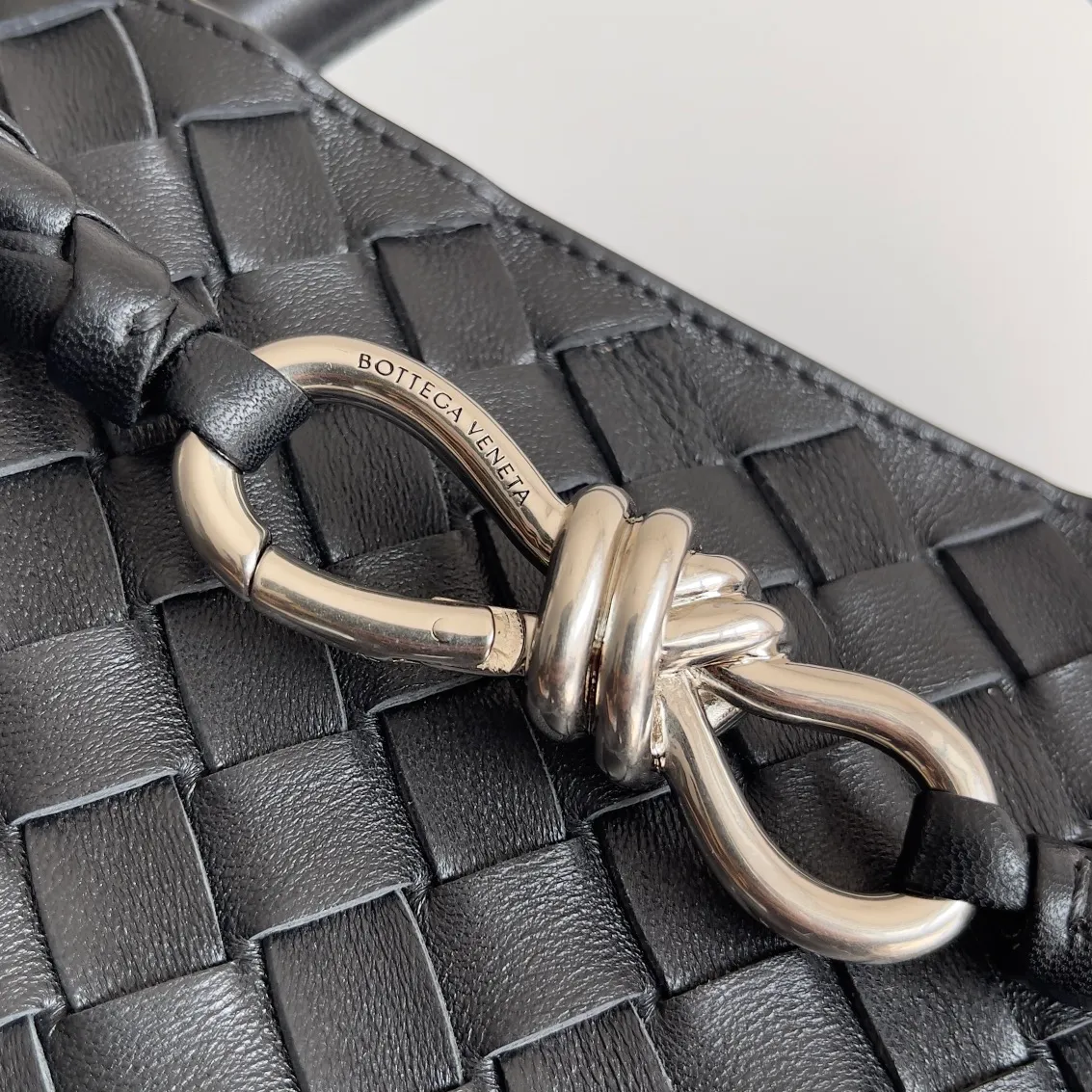 The 2023 new Andiamo batch of 2260 BV has been shipped‼ ️Really popular🔥The new Andiamo woven handbag launched by Bottega Veneta this season is really popular all over the world! ! Celebrities at home and abroad have worn it, and Oscar-winning actress Michelle Yeoh has taken it out on the street. Song Jia, Trai Yara, Yu Feihong, Sanji Ayaka, Rosie Hunting-Whiteley, Yoshioka Riho, etc. have all picked up this bag. It is classic and versatile, showing off its temperament, and the bag capacity is also large, which is very convenient for daily commuting! ! A variety of carrying methods, the shoulder straps can be adjusted by yourself, the original lambskin feels soft and delicate, and the unisex style breaks the gender boundaries and brings a more practical and long-lasting use experience. Andiamo, which has both elegant and casual styles, perfectly interprets the true appearance of "fashionable old money style". Style number: 743572 Size: 32*24*12